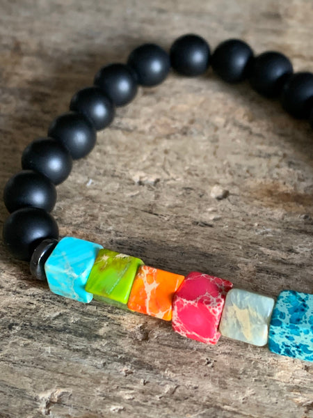 Bracelet billes noires mat et billes chackras arc-en-ciel Comme un ange