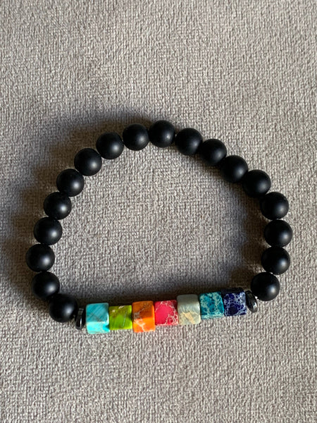 Bracelet billes noires mat et billes chackras arc-en-ciel Comme un ange