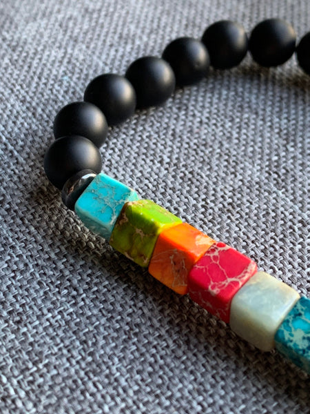 Bracelet billes noires mat et billes chackras arc-en-ciel Comme un ange