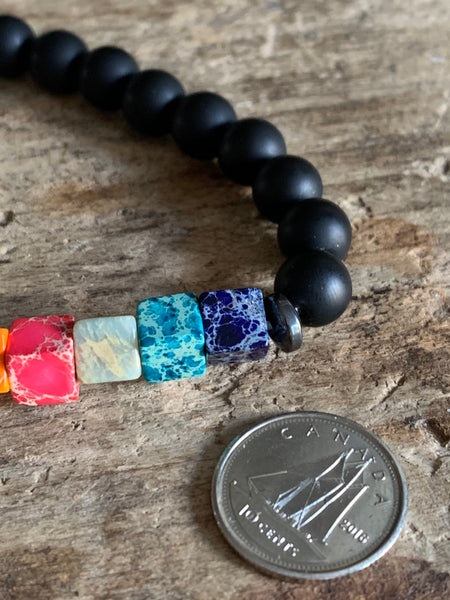 Bracelet billes noires mat et billes chackras arc-en-ciel Comme un ange