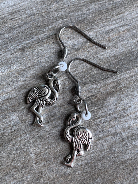 Boucles d’oreilles breloque flamant rose argent et bille de résine blanche Comme un ange