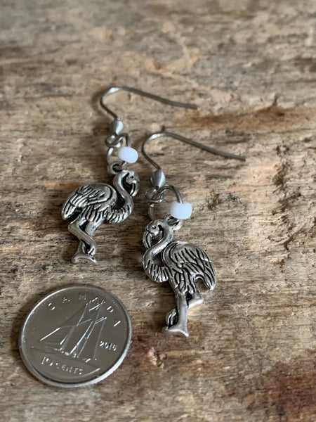 Boucles d’oreilles breloque flamant rose argent et bille de résine blanche Comme un ange