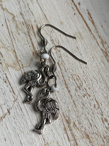 Boucles d’oreilles breloque flamant rose argent et bille de résine blanche Comme un ange