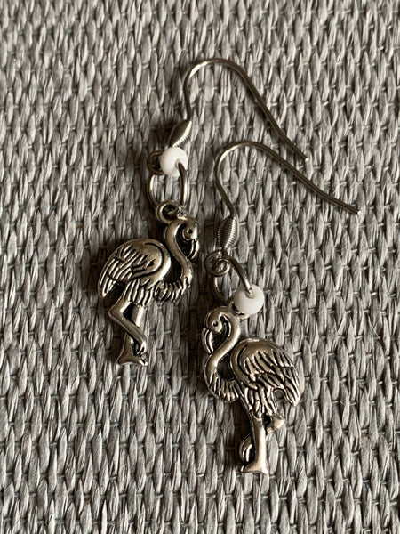 Boucles d’oreilles breloque flamant rose argent et bille de résine blanche Comme un ange