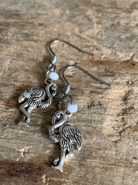 Boucles d’oreilles breloque flamant rose argent et bille de résine blanche Comme un ange