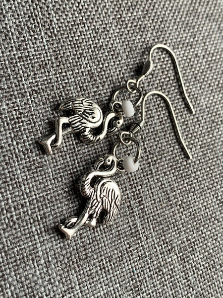 Boucles d’oreilles breloque flamant rose argent et bille de résine blanche Comme un ange