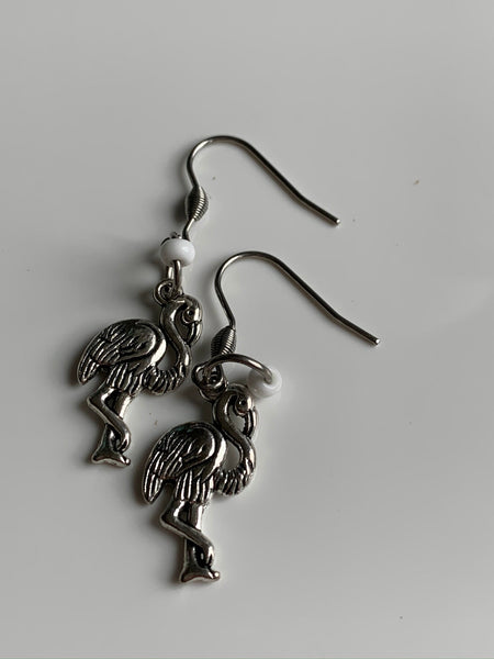 Boucles d’oreilles breloque flamant rose argent et bille de résine blanche Comme un ange