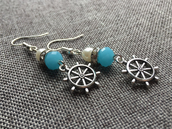 Boucles d’oreilles breloque argent gouvernail de bateau et bille de résine bleu et blanche Comme un ange