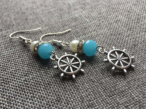 Boucles d’oreilles breloque argent gouvernail de bateau et bille de résine bleu et blanche Comme un ange
