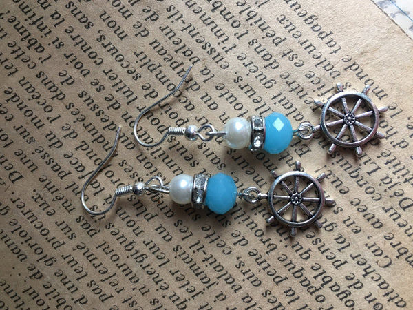 Boucles d’oreilles breloque argent gouvernail de bateau et bille de résine bleu et blanche Comme un ange
