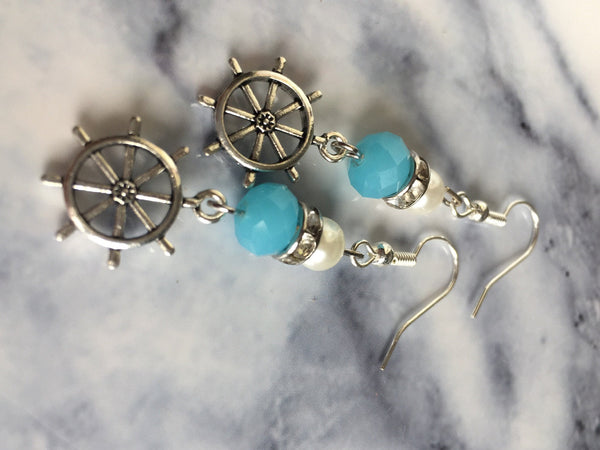 Boucles d’oreilles breloque argent gouvernail de bateau et bille de résine bleu et blanche Comme un ange
