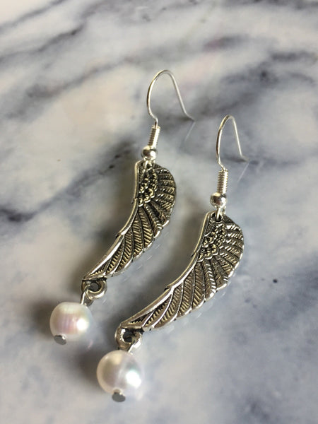 Boucles d’oreilles breloque aile d’ange argent avec perle blanche Comme un ange
