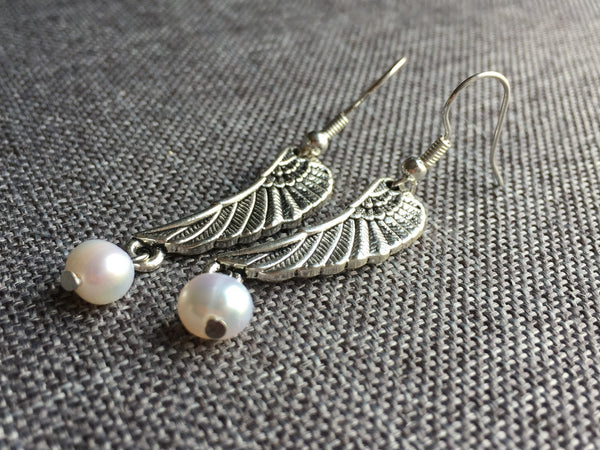 Boucles d’oreilles breloque aile d’ange argent avec perle blanche Comme un ange