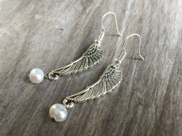 Boucles d’oreilles breloque aile d’ange argent avec perle blanche Comme un ange