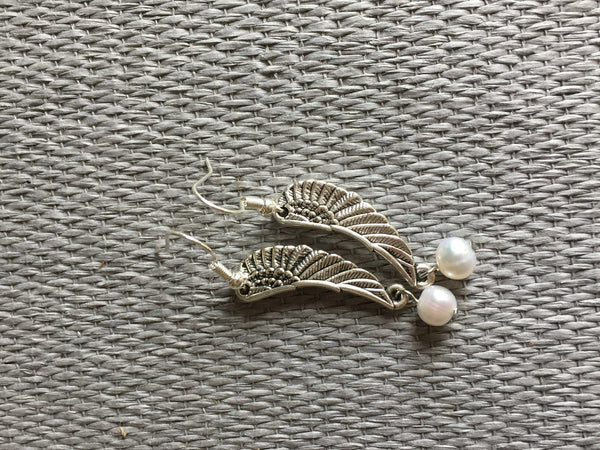 Boucles d’oreilles breloque aile d’ange argent avec perle blanche Comme un ange