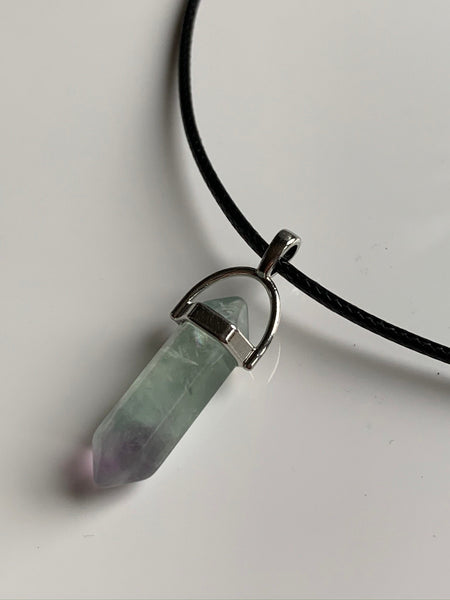 Collier pendule pierre transparente verte et mauve et corde de cuir noir pendulum Comme un ange