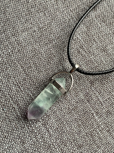 Collier pendule pierre transparente verte et mauve et corde de cuir noir pendulum