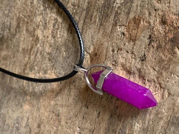 Collier breloque pendule pierre mauve et corde de cuir noir Comme un ange