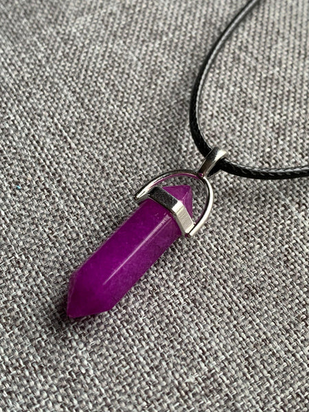 Collier breloque pendule pierre mauve et corde de cuir noir Comme un ange