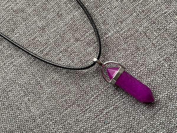 Collier breloque pendule pierre mauve et corde de cuir noir Comme un ange