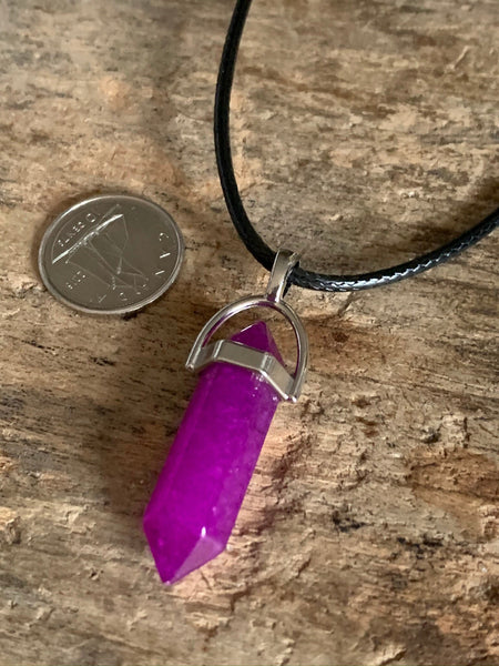 Collier breloque pendule pierre mauve et corde de cuir noir Comme un ange