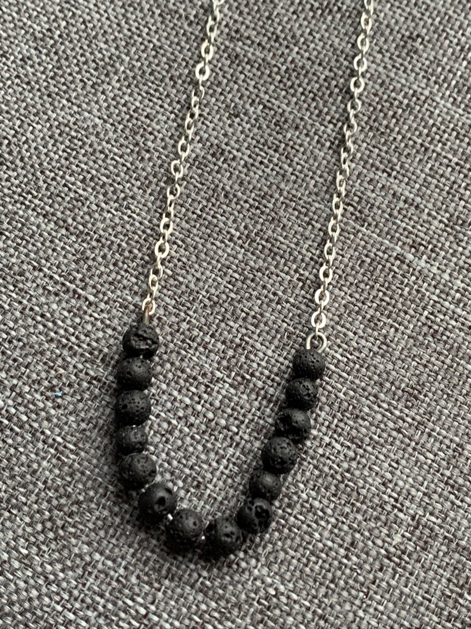 Collier pierres de lave noires et chaîne de métal argent bijoux diffuseur Comme un ange