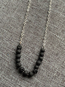 Collier pierres de lave noires et chaîne de métal argent bijoux diffuseur Comme un ange
