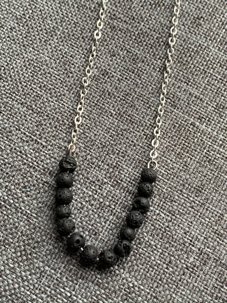 Collier pierres de lave noires et chaîne de métal argent bijoux diffuseur