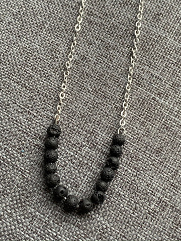 Collier pierres de lave noires et chaîne de métal argent bijoux diffuseur