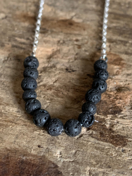 Collier pierres de lave noires et chaîne de métal argent bijoux diffuseur Comme un ange