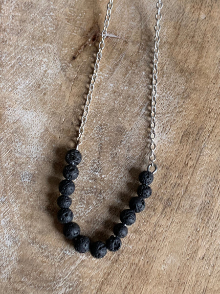 Collier pierres de lave noires et chaîne de métal argent bijoux diffuseur