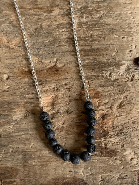 Collier pierres de lave noires et chaîne de métal argent bijoux diffuseur Comme un ange