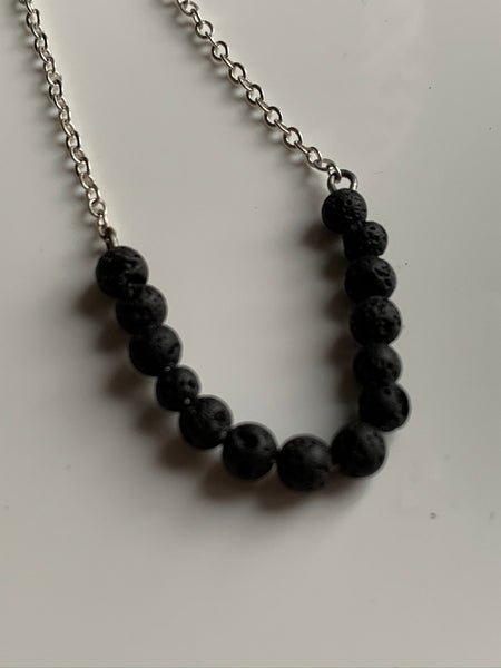 Collier pierres de lave noires et chaîne de métal argent bijoux diffuseur