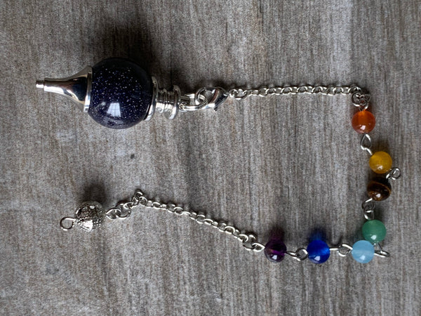 Pendule pierre bleu brillante sur chaîne argent et billes de résine arc-en-ciel chackras Comme un ange