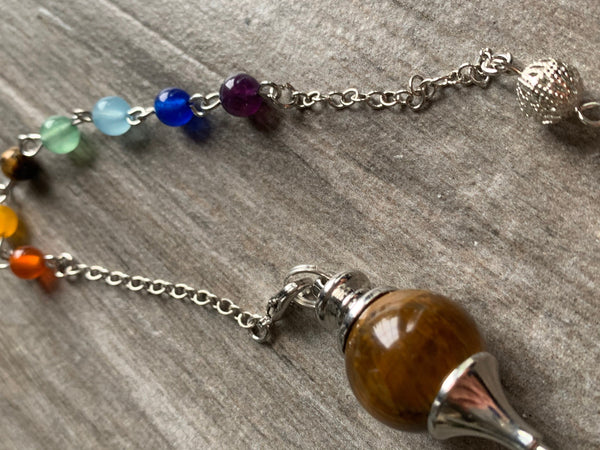 Pendule pierre brune et chaîne argent avec billes de résine arc-en-ciel chackras pendulum mystique Comme un ange