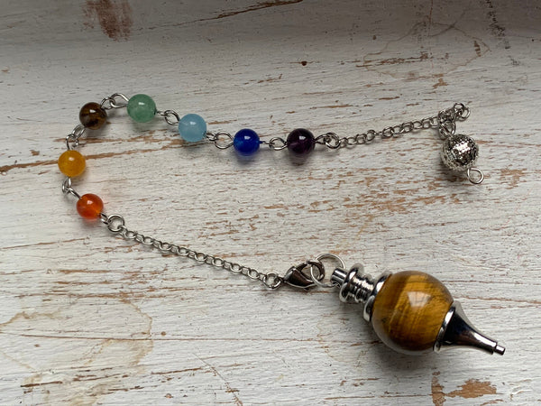 Pendule pierre brune et chaîne argent avec billes de résine arc-en-ciel chackras pendulum mystique Comme un ange