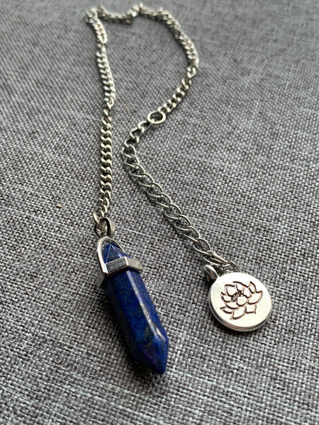 Pendule pierre bleue sur chaîne argent et breloque fleur de lotus