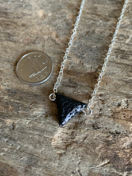 Collier breloque pierre de lave triangulaire noire bijoux diffuseur diffusion Comme un ange