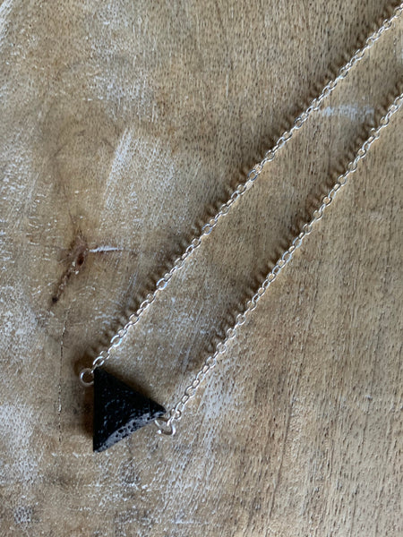Collier breloque pierre de lave triangulaire noire bijoux diffuseur diffusion Comme un ange