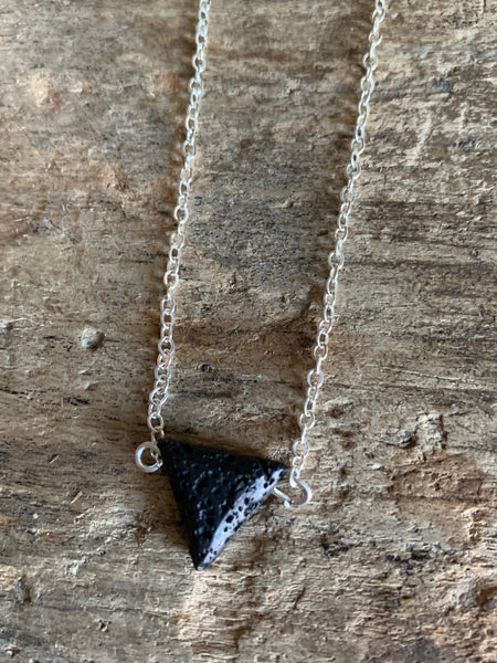 Collier breloque pierre de lave triangulaire noire bijoux diffuseur diffusion Comme un ange