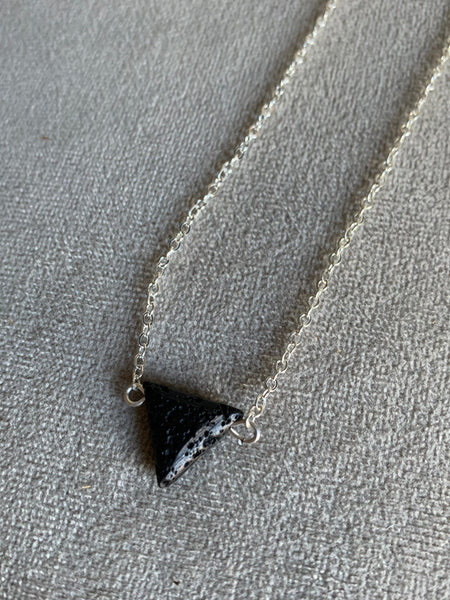 Collier breloque pierre de lave triangulaire noire bijoux diffuseur diffusion Comme un ange
