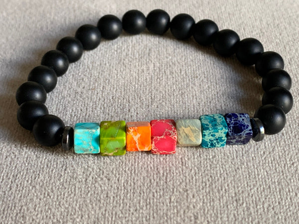 Bracelet billes noires mat et billes chackras arc-en-ciel Comme un ange