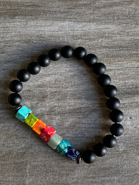 Bracelet billes noires mat et billes chackras arc-en-ciel Comme un ange