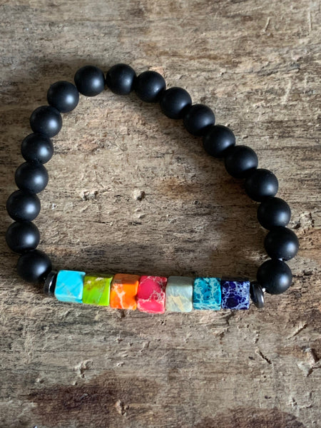 Bracelet billes noires mat et billes chackras arc-en-ciel Comme un ange