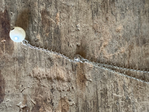 Collier breloque fleurs argent et perle blanche chic Comme un ange