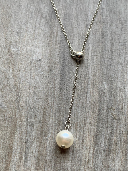 Collier breloque fleurs argent et perle blanche chic Comme un ange