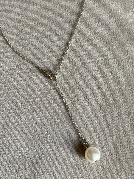 Collier breloque fleurs argent et perle blanche chic Comme un ange