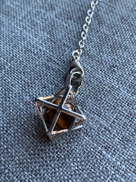 Pendule alliage de métaux argent et billes œil de tigre pendulum mystique Comme un ange