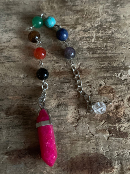 pierre rose magenta sur chaîne alliage de métaux argent et billes de verre chackras arc-en-ciel pendulum mystique Comme un ange