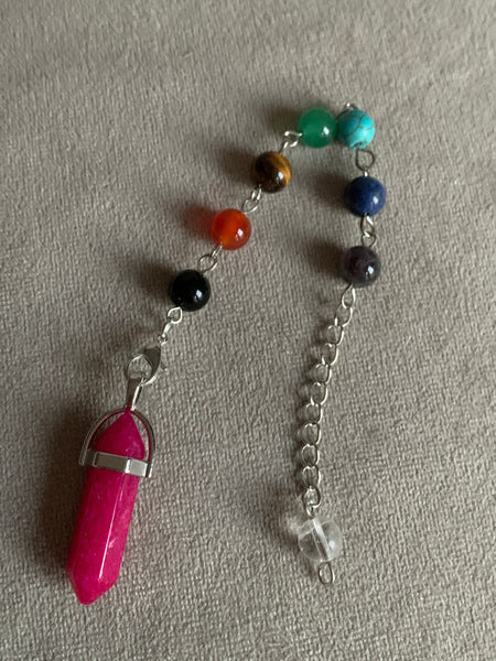 pierre rose magenta sur chaîne alliage de métaux argent et billes de verre chackras arc-en-ciel pendulum mystique Comme un ange